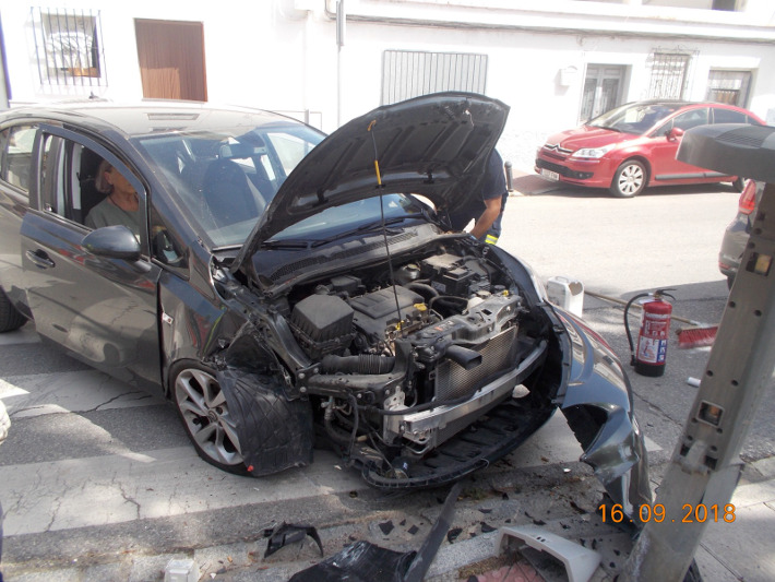 Aparatoso accidente de un vehículo tras salirse de la vía en el barrio de San Sebastián de Almuñécar
